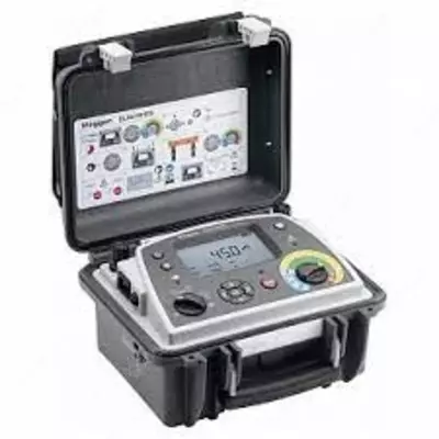 DLRO10HDX — цифровой микроомметр (с подключенными измерительными зажимами)